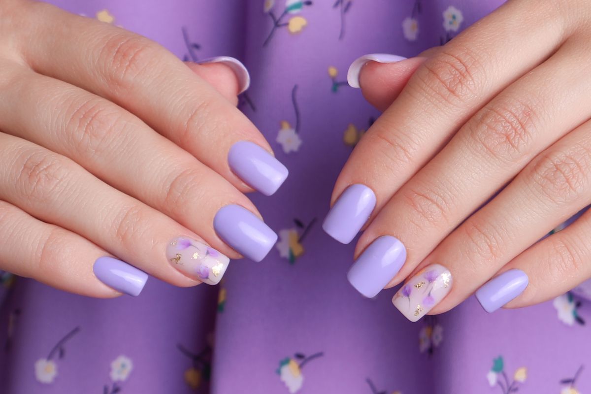 inspiração unhas lilás com branco