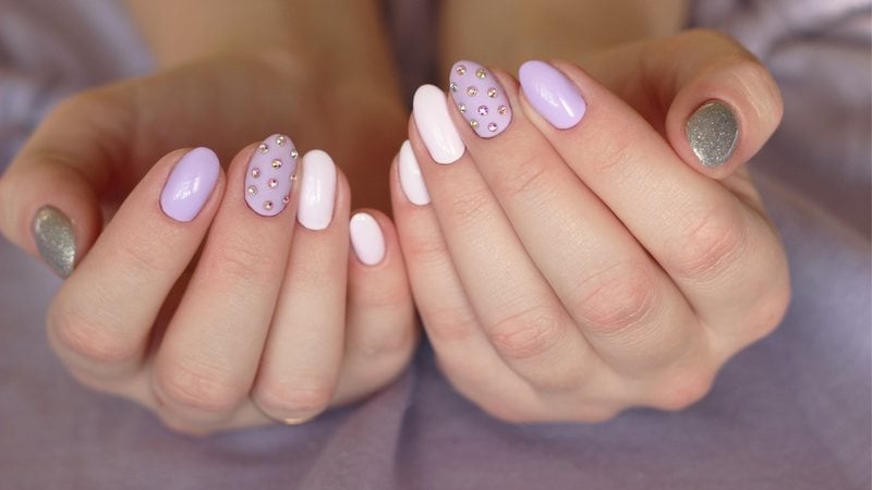 Tipos de Glitter para Unhas: Fino vs. Flocado - Qual Escolher para seu Lilás?