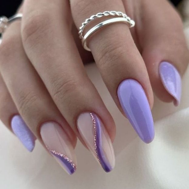 Degradê e Mais: Estilos Incríveis de Unhas Lilás com Glitter
5. O Poder do Lilás e Glitter nas Unhas: Espiritualidade e Sofisticação