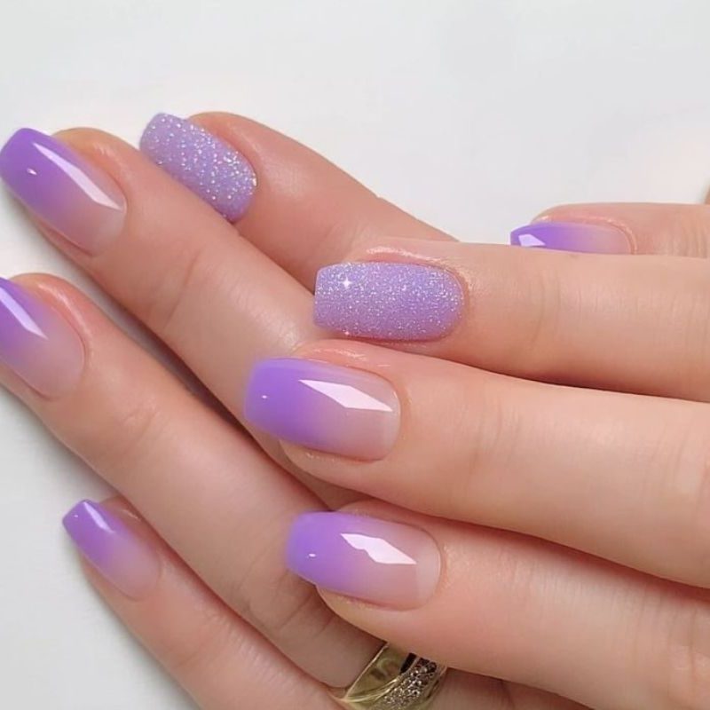 unha lilás decorada com glitter