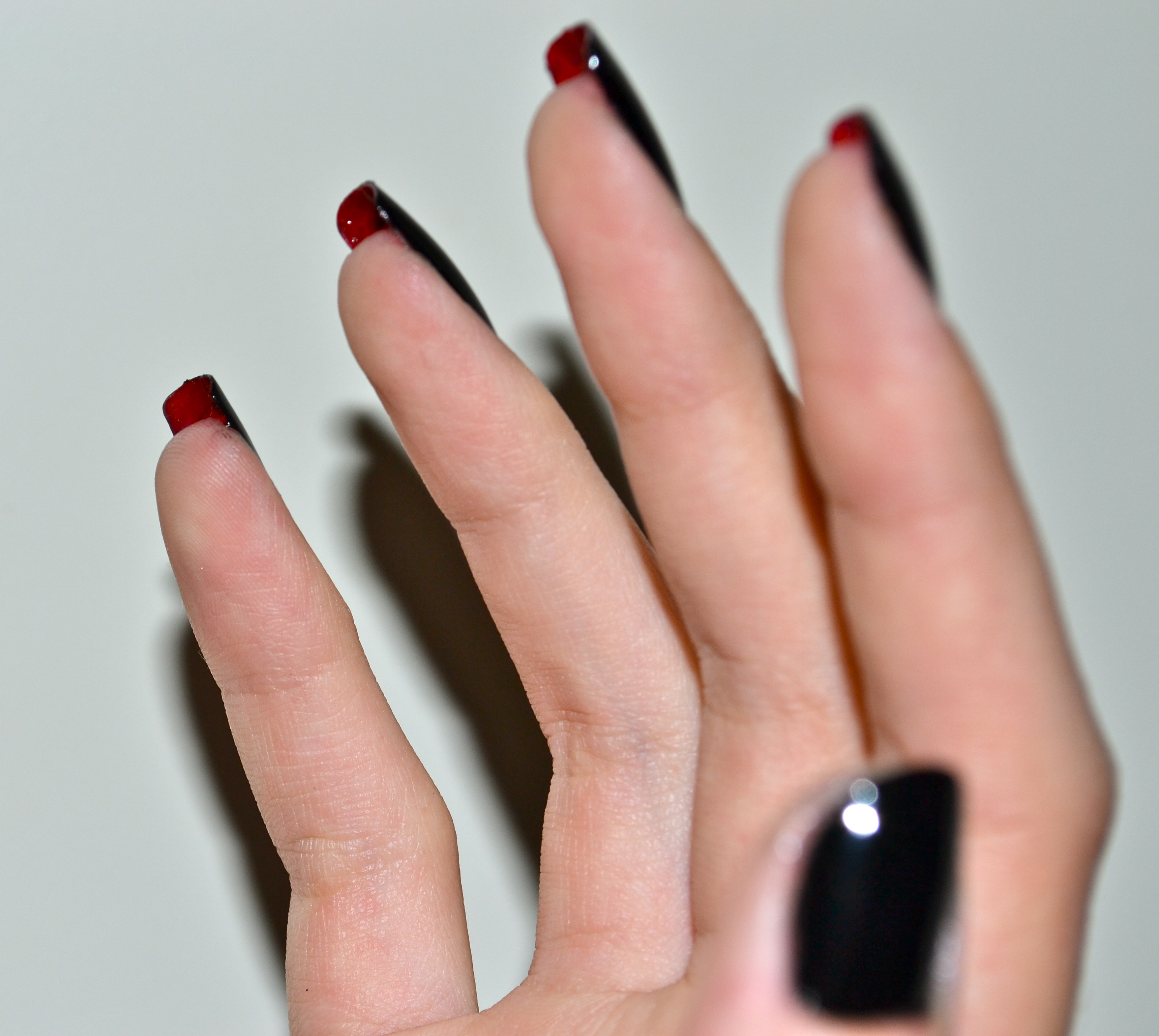 unhas louboutin nude e vermelho