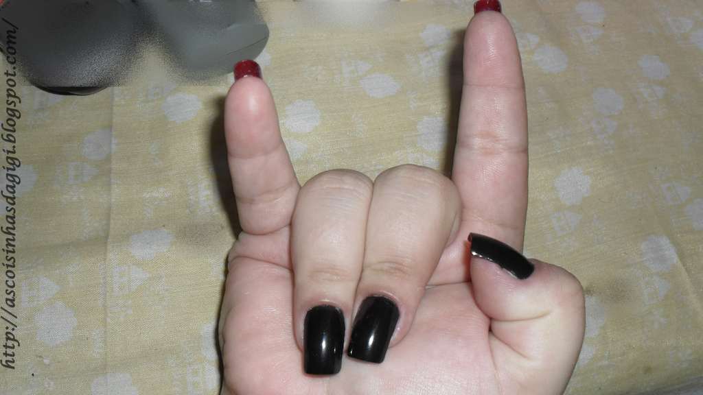unhas louboutin coloridas