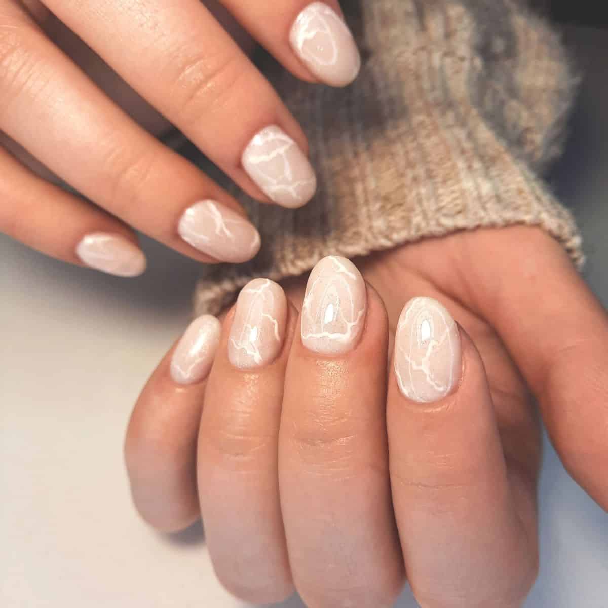 erros comuns ao fazer unha marmorizada branca