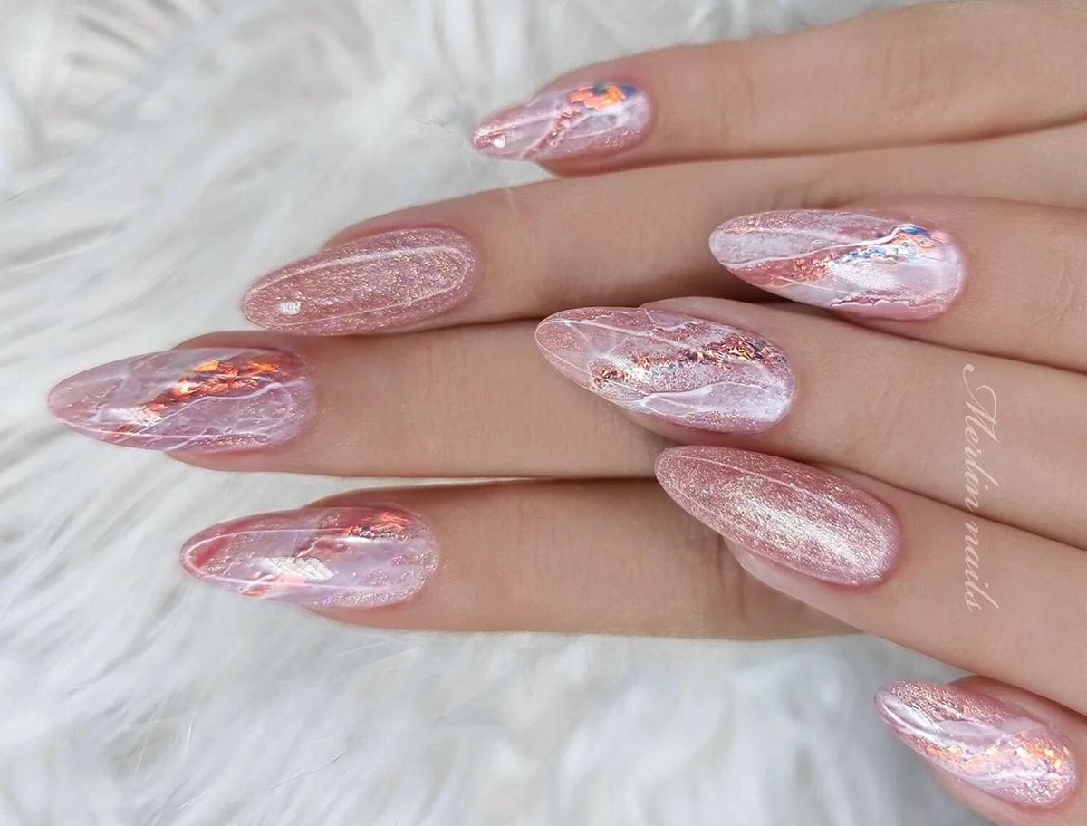 Unha marmorizada rosa e branco contraste