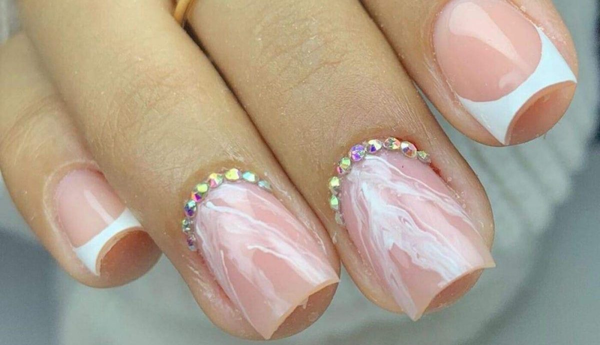 Unha marmorizada rosa e azul
