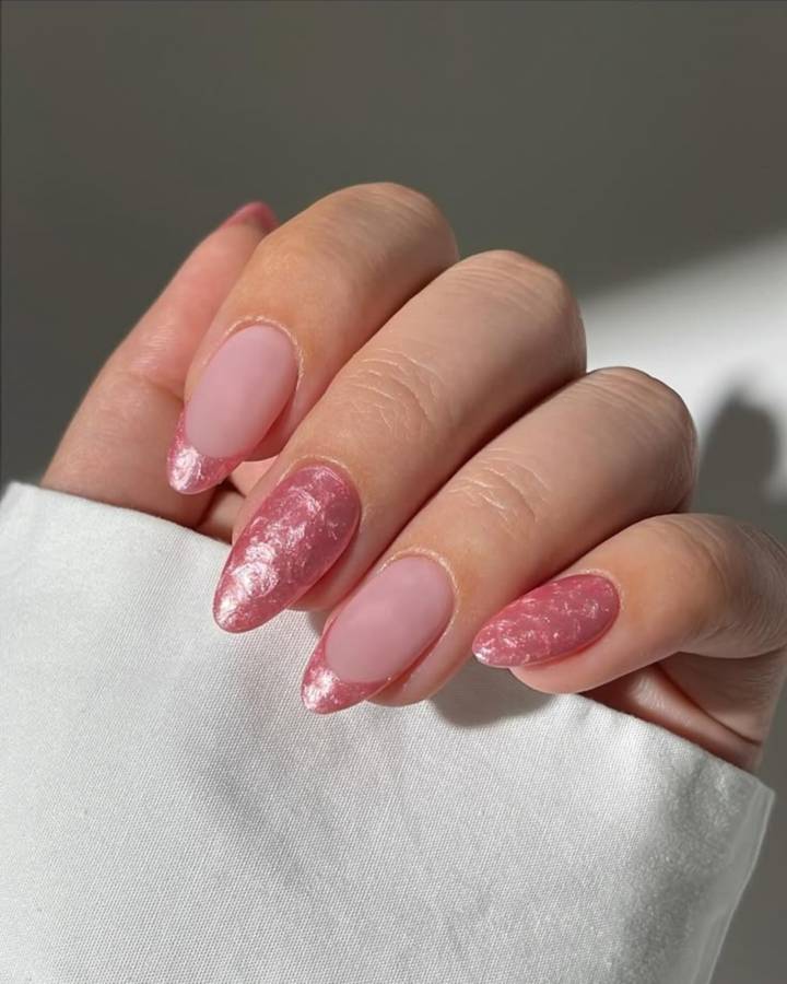 Unha marmorizada rosa com glitter