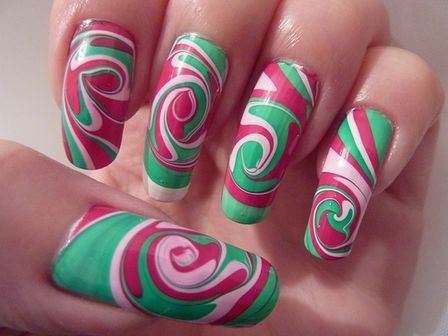 unha marmorizada vermelha curta