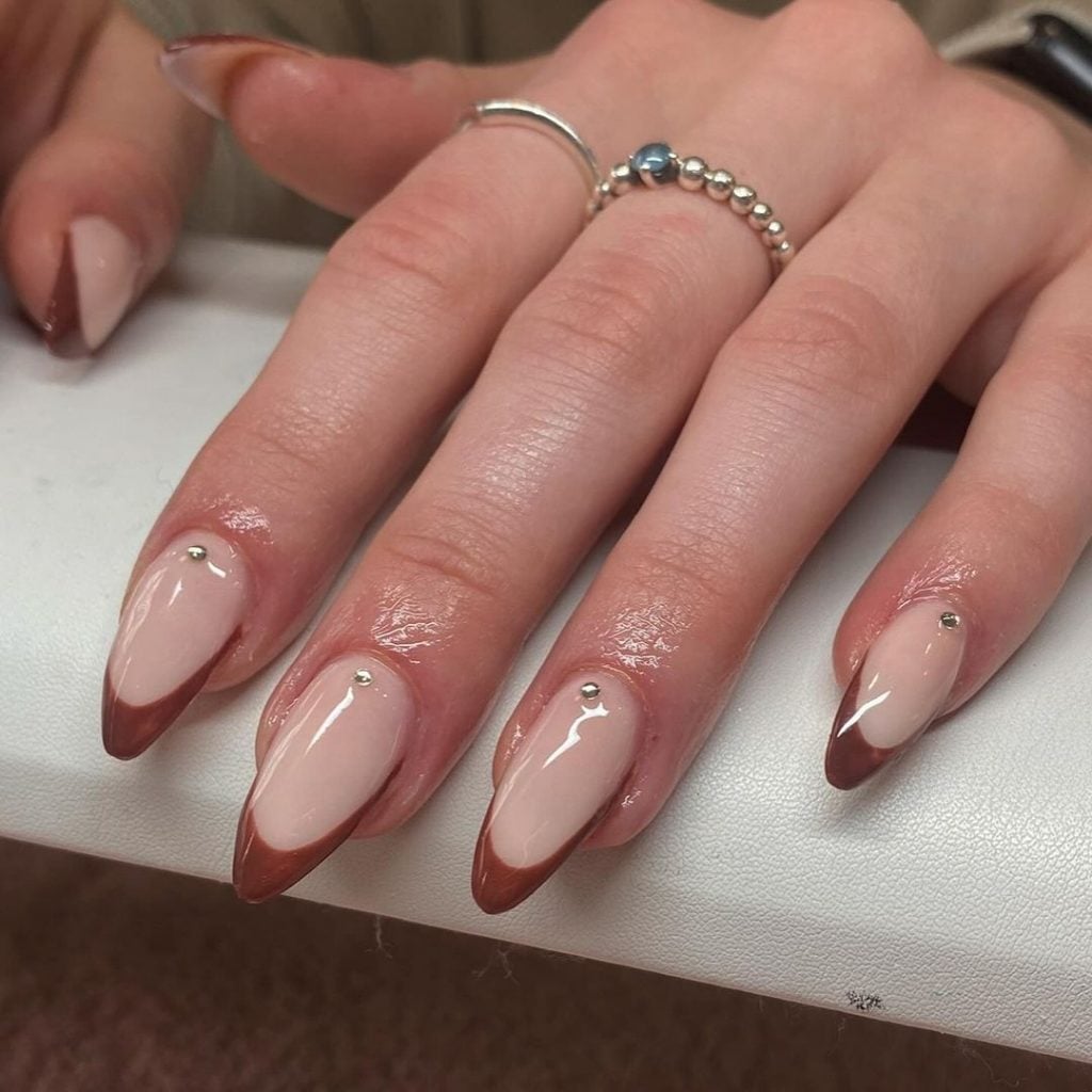 mancha marrom na unha o que pode ser