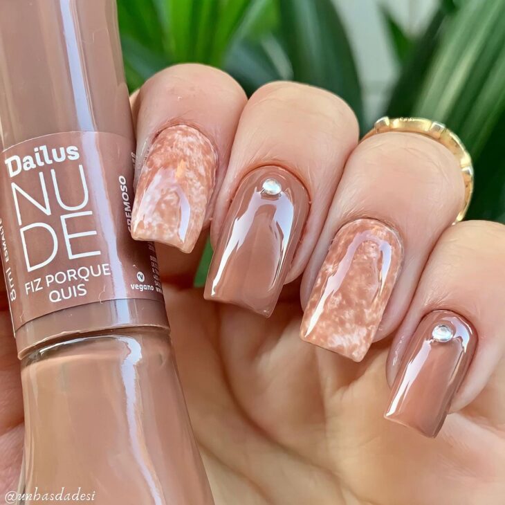 Unhas Marrom Claro Decoradas: Ideias Minimalistas com Glitter e Folha de Ouro