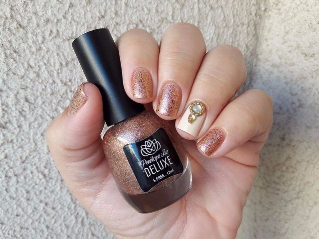 unha marrom com filha única