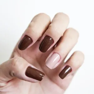 unha marrom com filha única