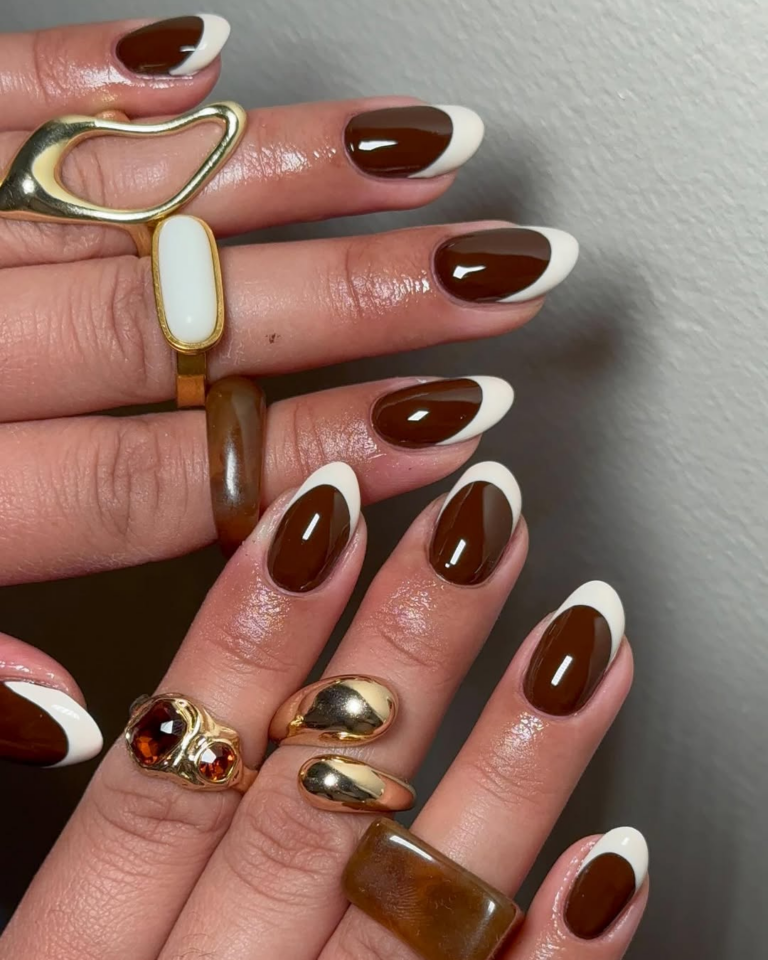 ideias de unhas marrons com francesinha para inspiração