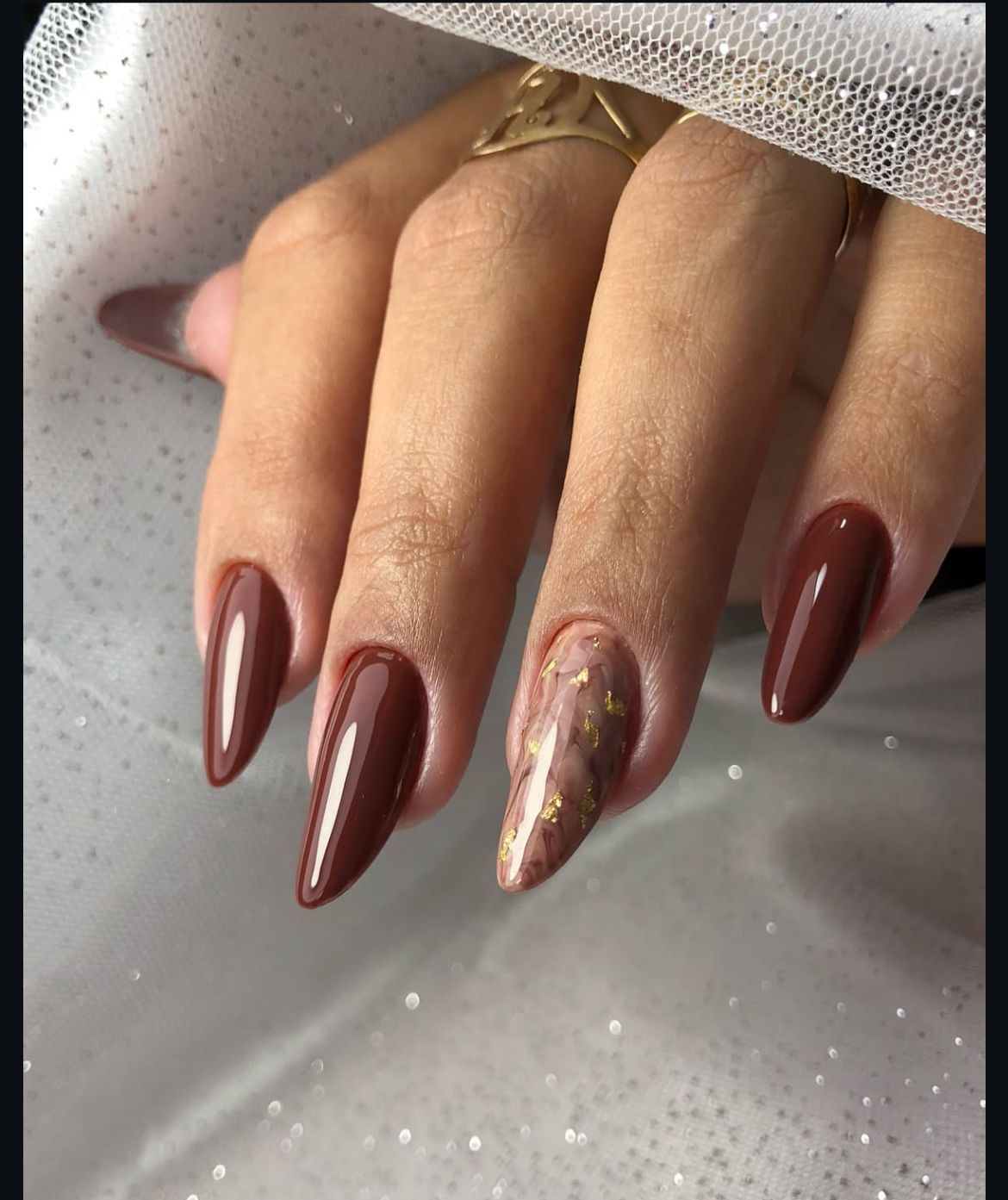 Durabilidade e Brilho: Tudo Sobre Esmaltes em Gel Marrons com Glitter