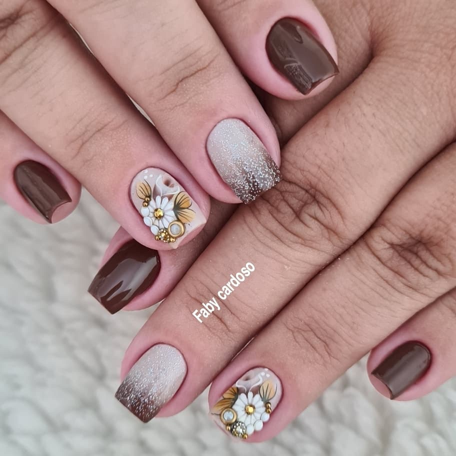 Dicas Profissionais para uma Aplicação Impecável de Glitter nas Unhas