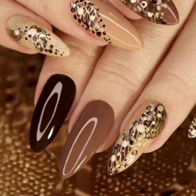 unha marrom com glitter