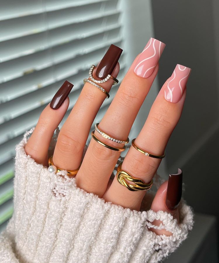 Unhas marrons minimalistas: elegância sem exageros