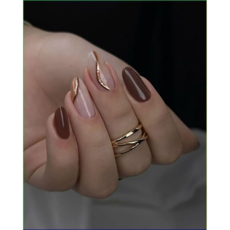 Inspirações de unhas marmorizadas marrom com folha de ouro