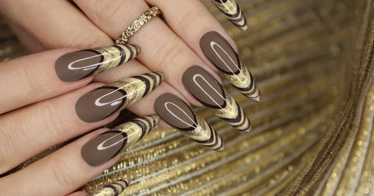 Unhas marrons minimalistas: elegância sem exageros