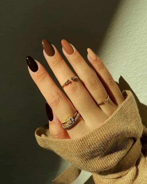 Unhas de Inverno: A Combinação Elegante de Marrom e Amarelo Manteiga