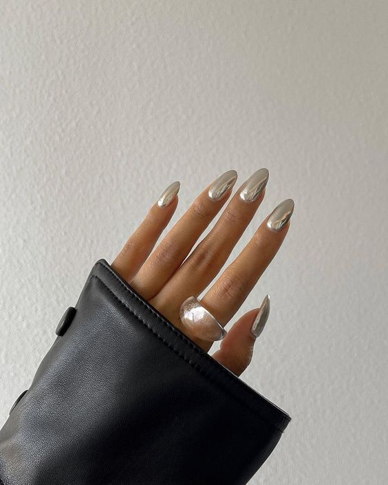 unha metalizada com caneta de pó