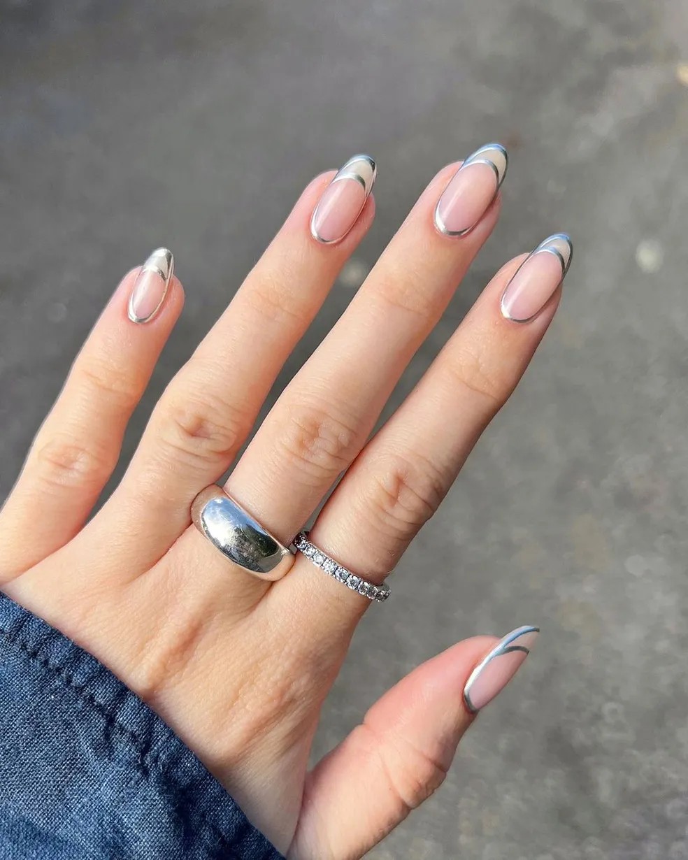 unha metalizada com pó branco