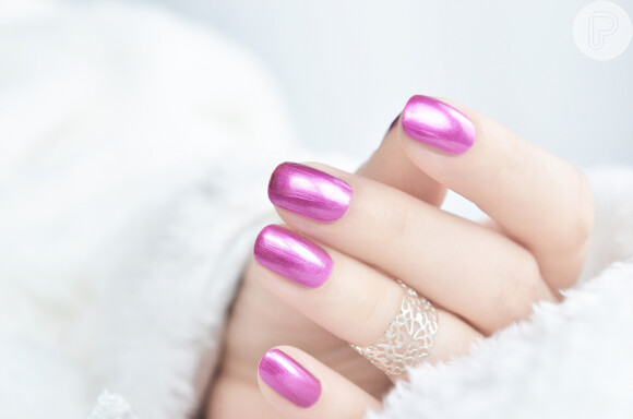 Unhas em gel metalizadas rosa