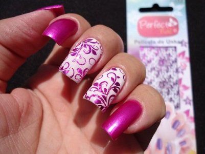 Unhas estilo Barbiecore rosa metalizado