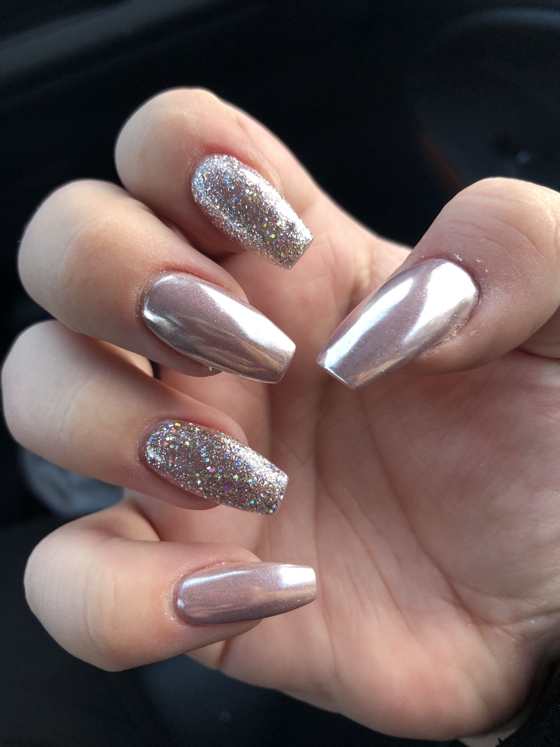 Unhas estilo Barbiecore rosa metalizado