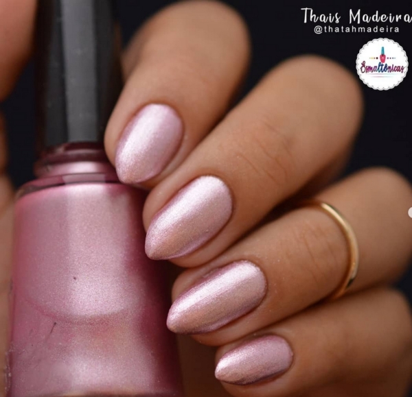 Manicure rosa metalizado