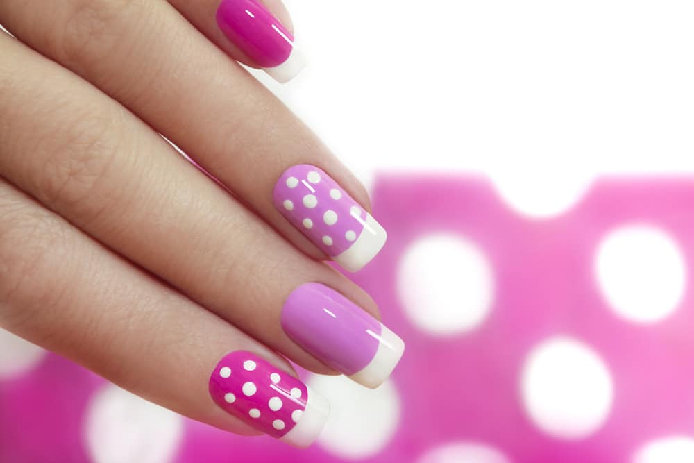 5 ideias de títulos: 1. Nail Art 2026: As Tendências Que Vão Dominar Suas Unhas. 2. Do Minimalismo ao Metalizado: Descubra as Novidades em Nail Art. 3. Nail Designer vs. Manicure: Entenda as Diferenças e Escolha o Profissional Certo. 4. Unhas com Efeitos Tecnológicos: A Nova Fronteira da Nail Art. 5. Inspire-se: As Tendências de Nail Art Mais Desejadas para 2026.
