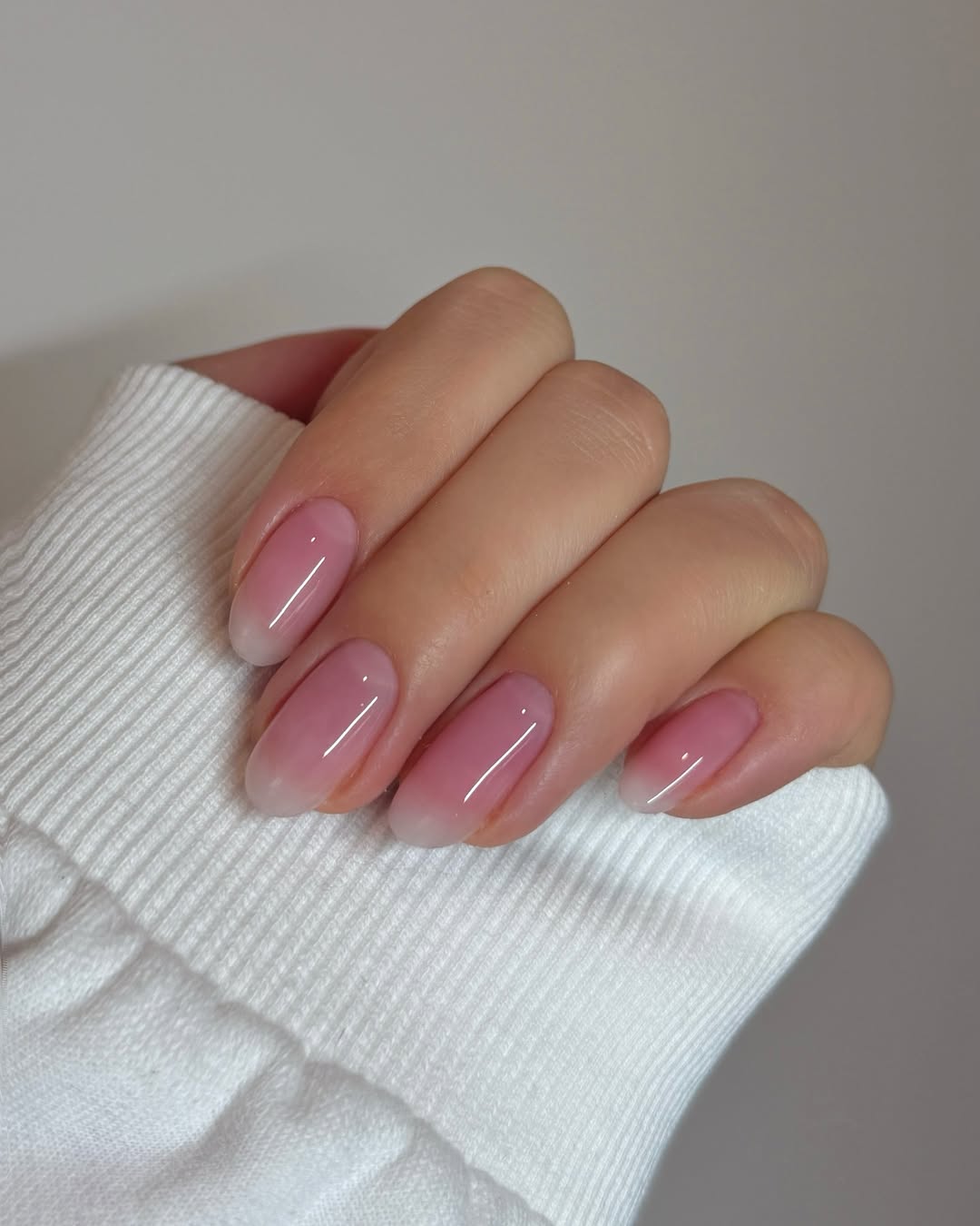Guia Completo: Como Manter Suas Unhas Naturais Fortes e Saudáveis; Desvendando o Banho de Gel e Blindagem para Unhas Naturais; Rotina Essencial de Cuidados para Unhas Naturais Impecáveis; Unhas Naturais: Tendências