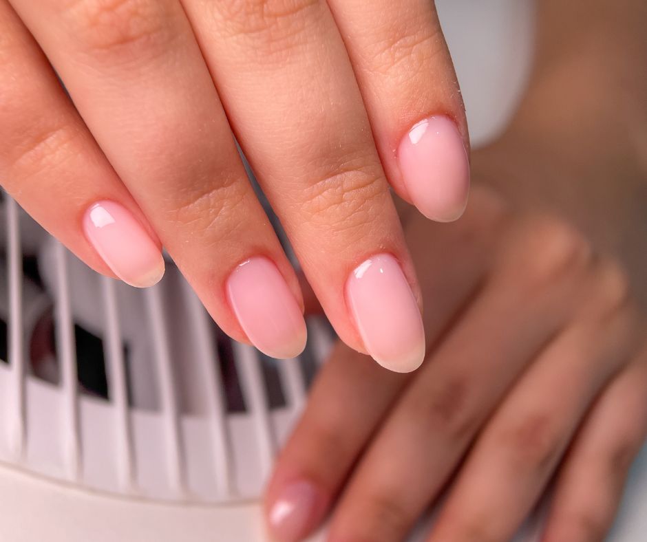 Guia Completo: Como Manter Suas Unhas Naturais Fortes e Saudáveis; Desvendando o Banho de Gel e Blindagem para Unhas Naturais; Rotina Essencial de Cuidados para Unhas Naturais Impecáveis; Unhas Naturais: Tendências