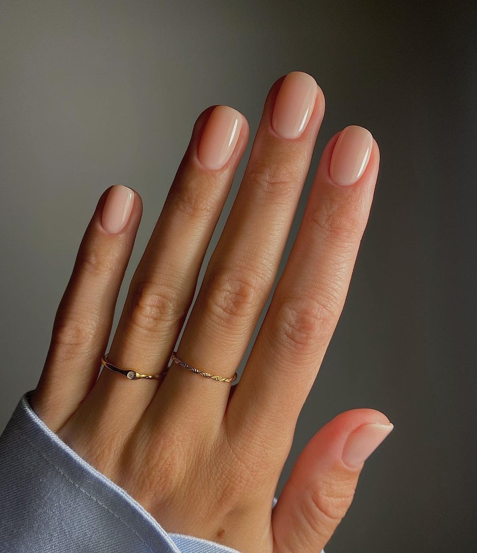Guia Completo: Como Manter Suas Unhas Naturais Fortes e Saudáveis; Desvendando o Banho de Gel e Blindagem para Unhas Naturais; Rotina Essencial de Cuidados para Unhas Naturais Impecáveis; Unhas Naturais: Tendências