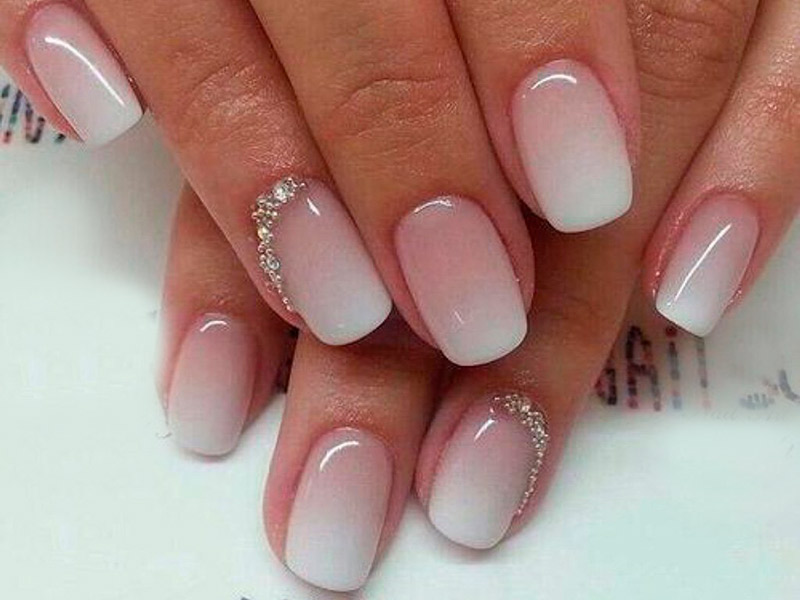 unhas de gel com pedrarias para noiva