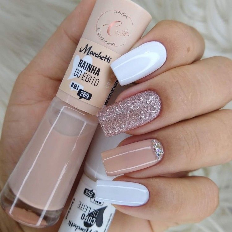 unha nude com branco curta