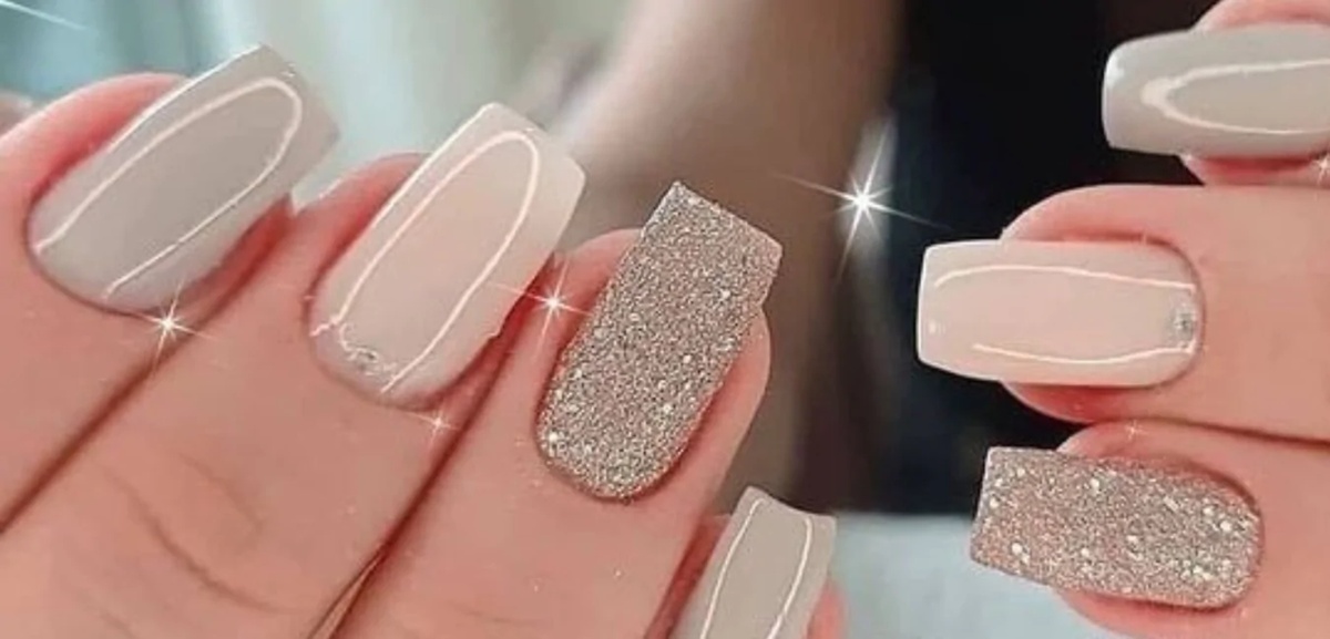 unha nude com traço branco