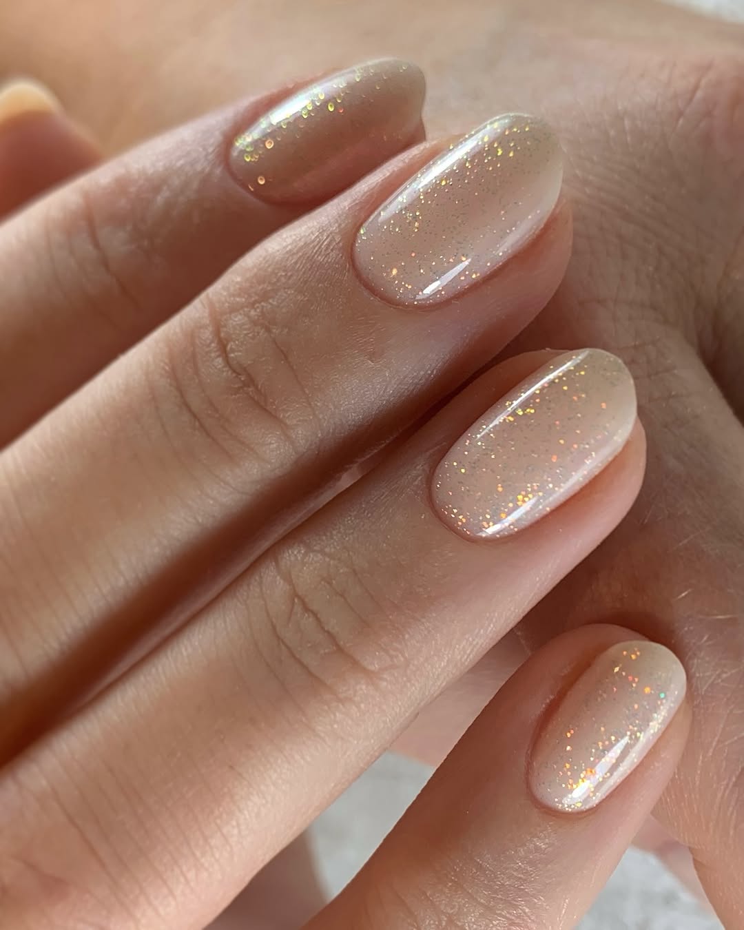 Unhas nude com glitter degradê