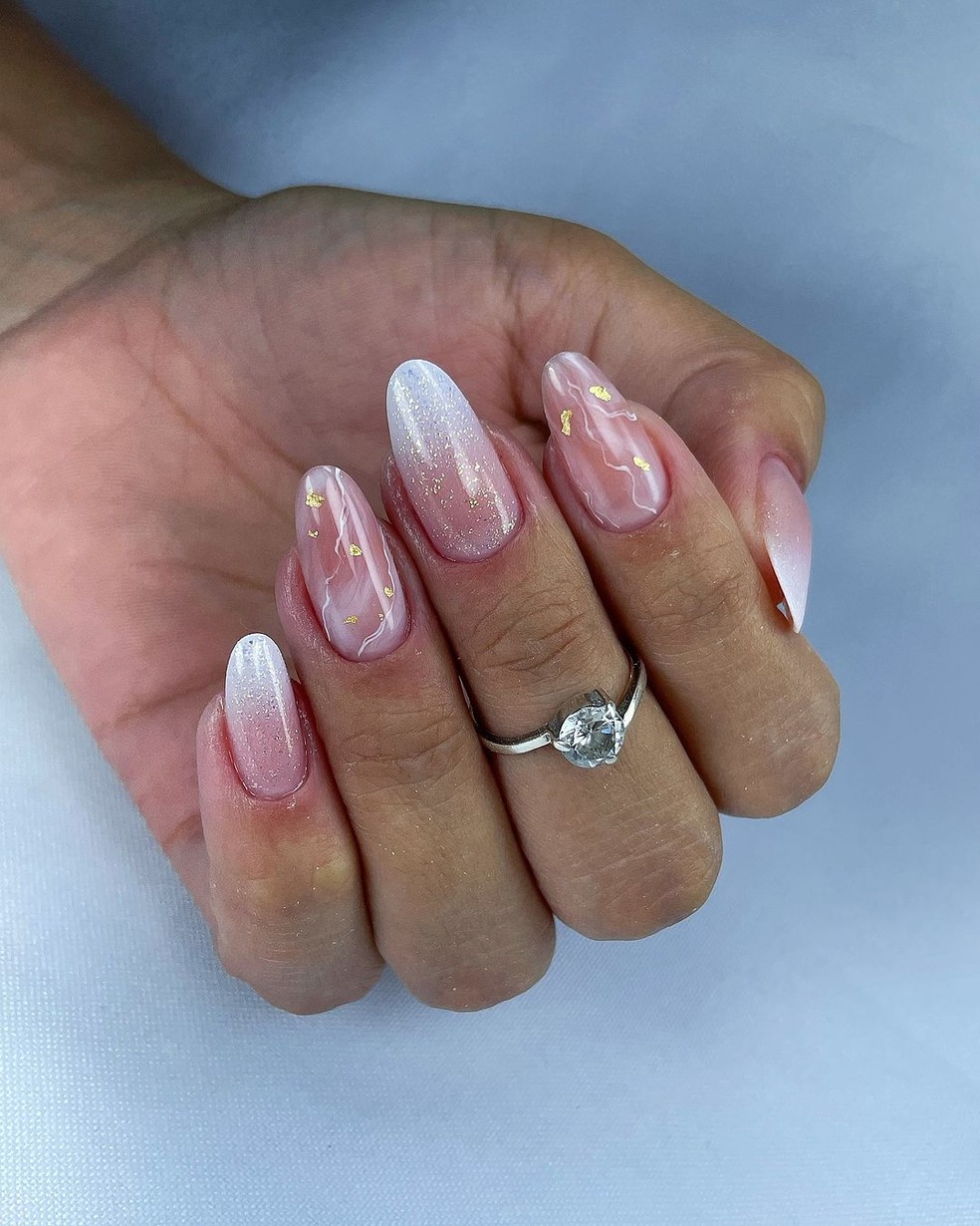 Unhas nude com filha única de glitter