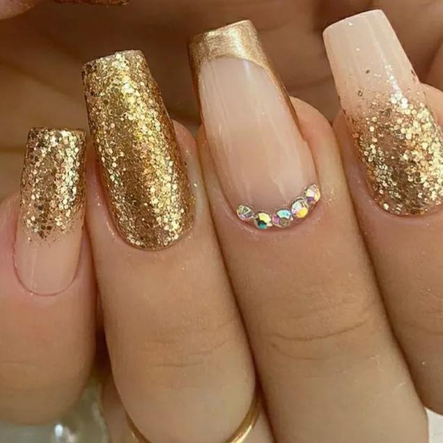 Unhas nude com francesinha de glitter