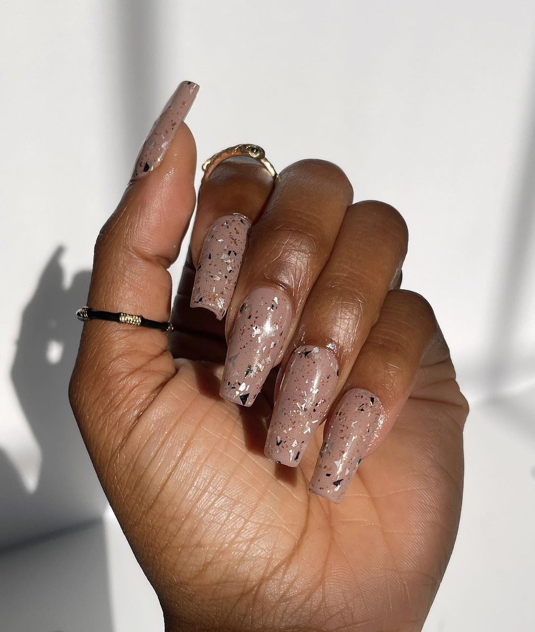 Unhas nude com efeito cromado