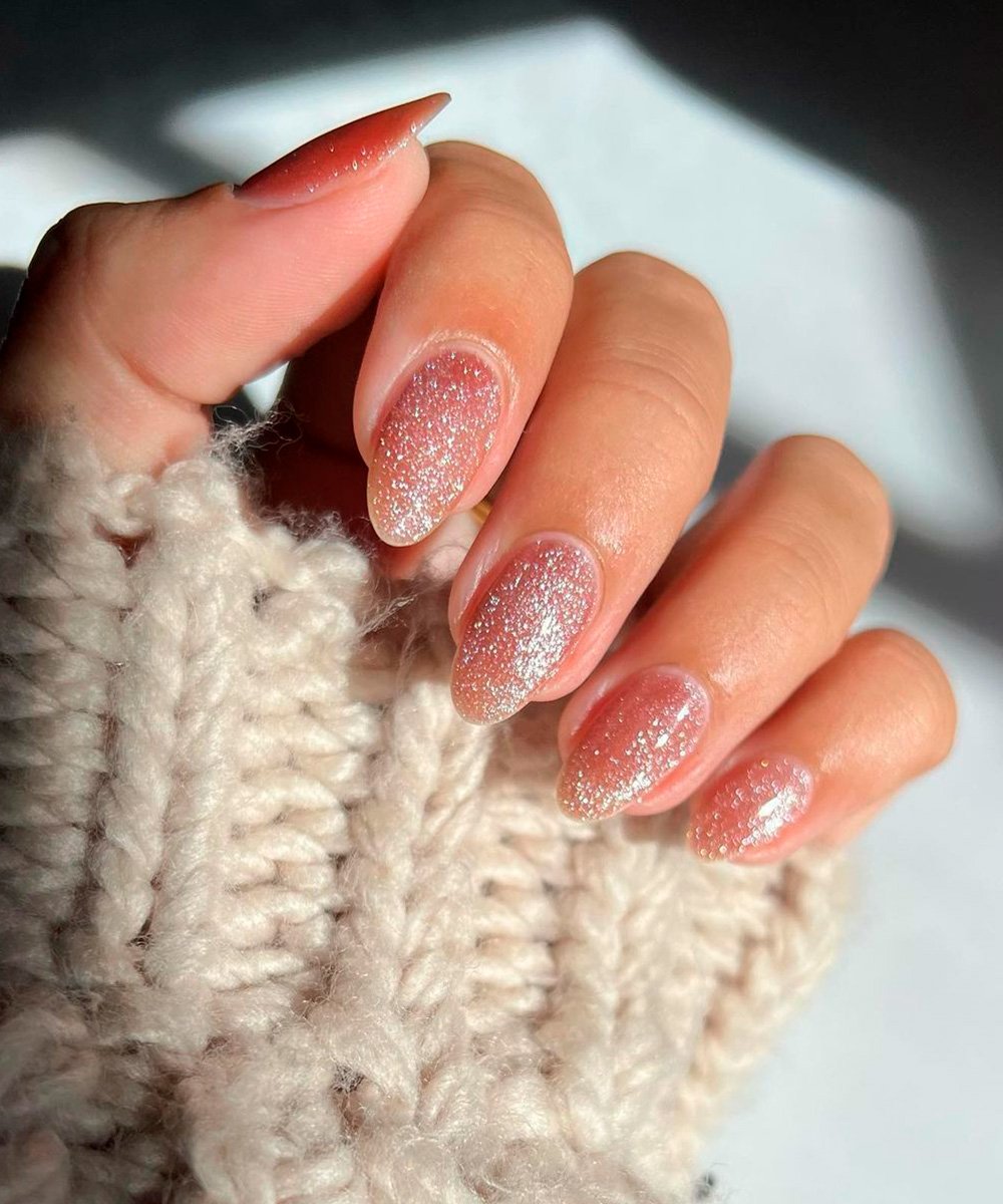 Unhas nude com glitter holográfico