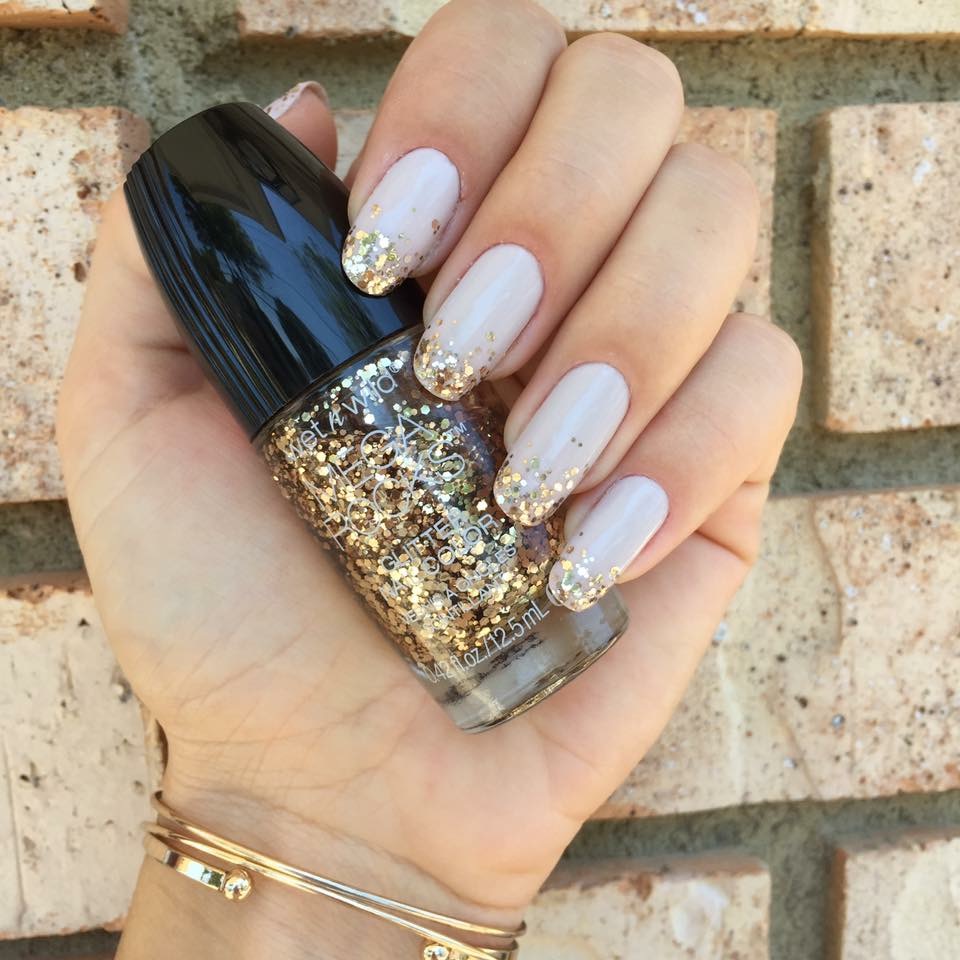 Unhas nude com glitter colorido