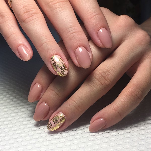 unha nude com dourado