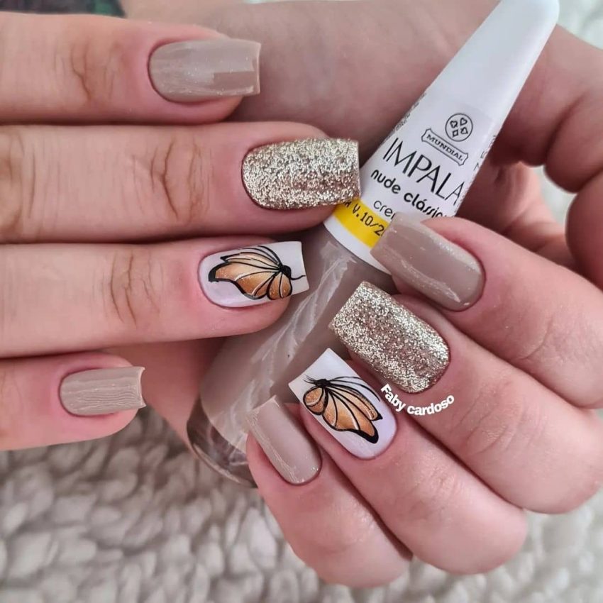 unha nude com dourado