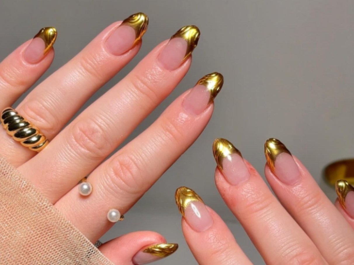 como aplicar folha de ouro em unhas nude