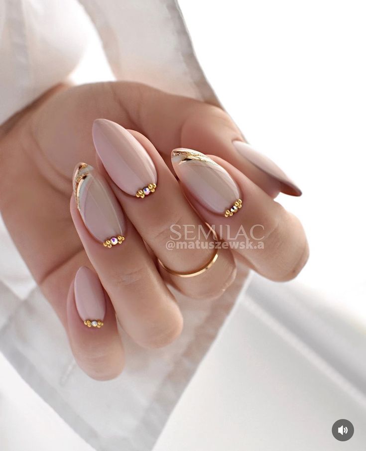 unha nude com dourado