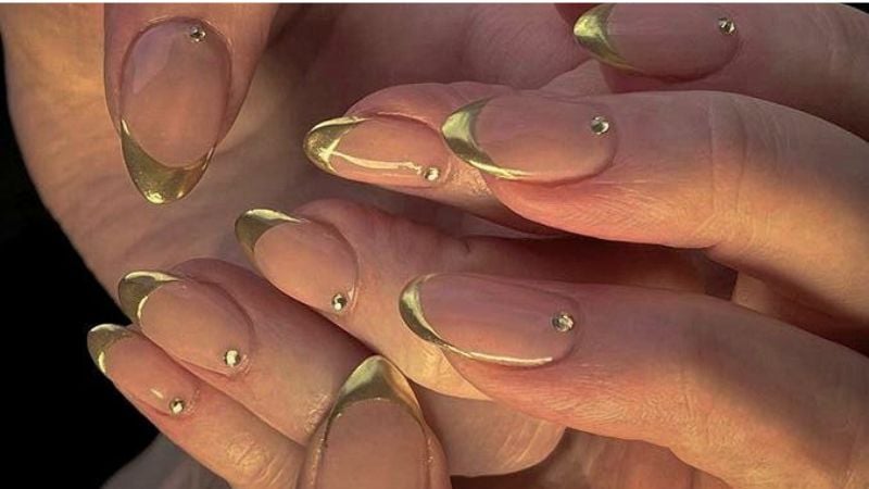 ideias de unhas nude com dourado para casamento