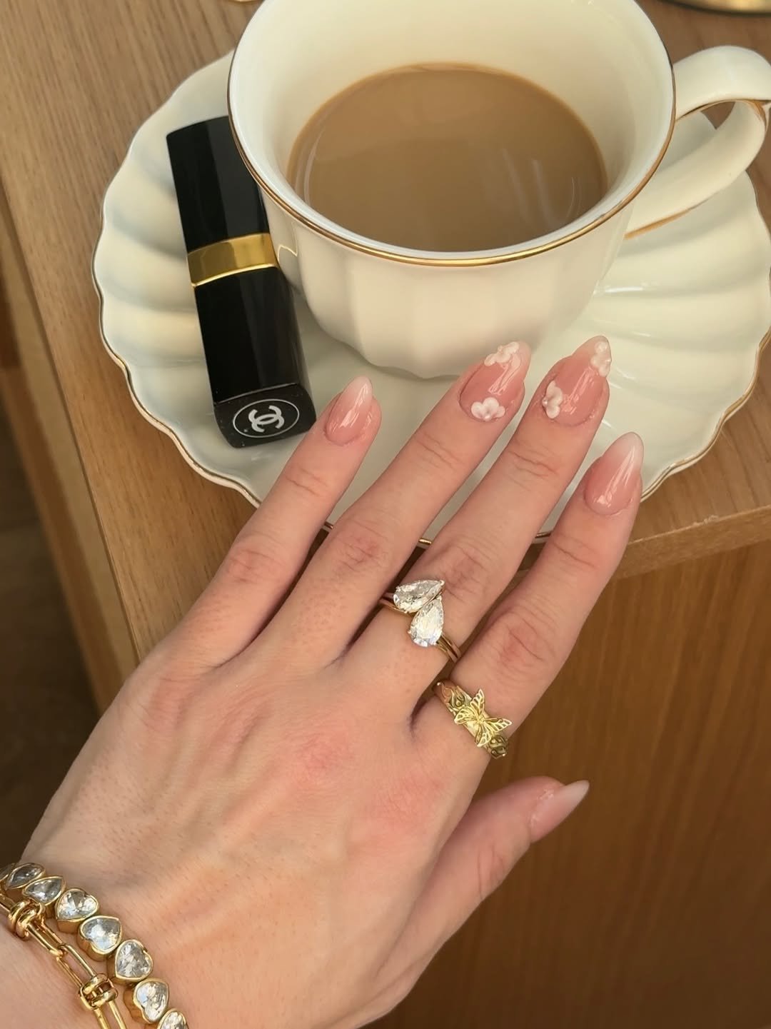 erros comuns ao fazer unhas nude com dourado