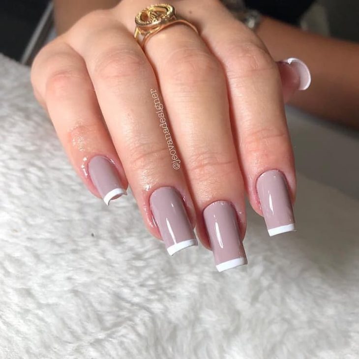 unha nude com francesinha