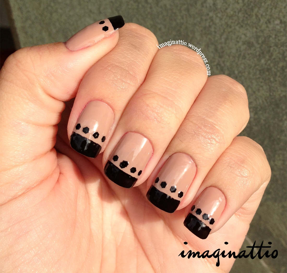 ideias de unhas nude com preto para festas